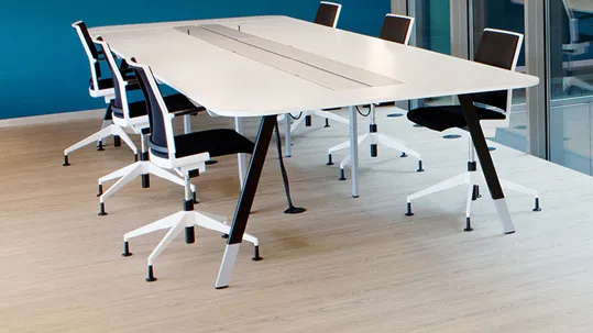 Büros und öffentliche Gebäude: Sitzungszimmer mit Stühlen und Tisch auf hellem Forbo LVT (Allura Luxury Vinyl Tiles).