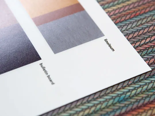 Forbo Linoleum-Muster mit Farbabgleich auf Papier.