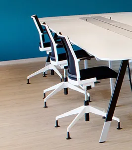 Büros und öffentliche Gebäude: Sitzungszimmer mit Stühlen und Tisch auf hellem Forbo LVT (Allura Luxury Vinyl Tiles).