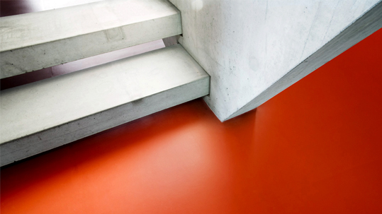 Bildungswesen: Roter Forbo Linoleum Boden bei Treppe.