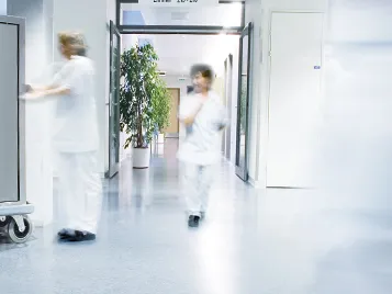 Gesundheitswesen: Zwei Mitarbeitende in einem Spital auf blauem Forbo Linoleum.