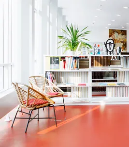 Bildungswesen: Bibliothek mit rotem Forbo Linoleum Boden.