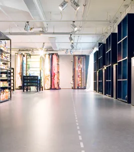 Retail und Ladenbau: Verkaufsfläche in einem Einrichtungshaus mit grauem Forbo Linoleum Boden.