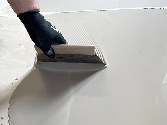 Verarbeitung der 926 Europlan Eco Hybrid auf Zementestrich