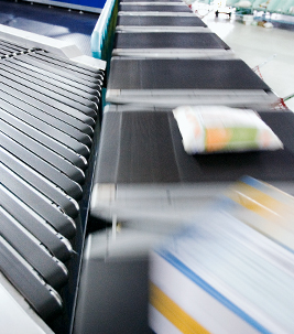 Logistics: Belt merge with Forbo Siegling Transilon conveyor belts in a distribution centre.
