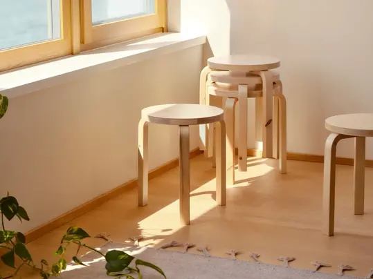Tabourets design en bois sur un sol en linoléum