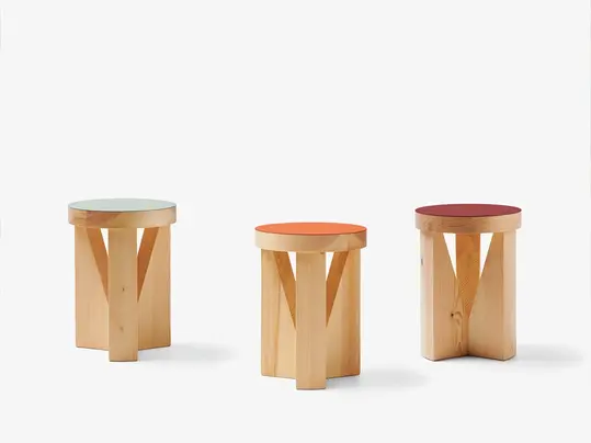 Tabourets design en bois sur un sol en linoléum