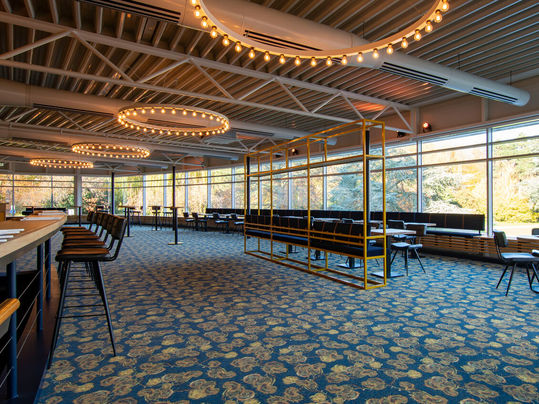 Vue intérieure d'un restaurant avec un sol aiguilleté à motif floral | Forbo flooring systems