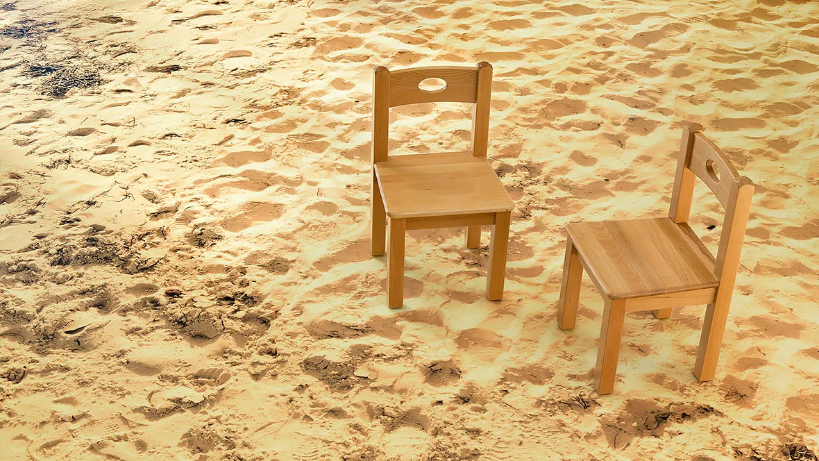 Aldinga Beach Kinderzentrum Australien Stühle im Sand - Forbo Eternal Digital Print 