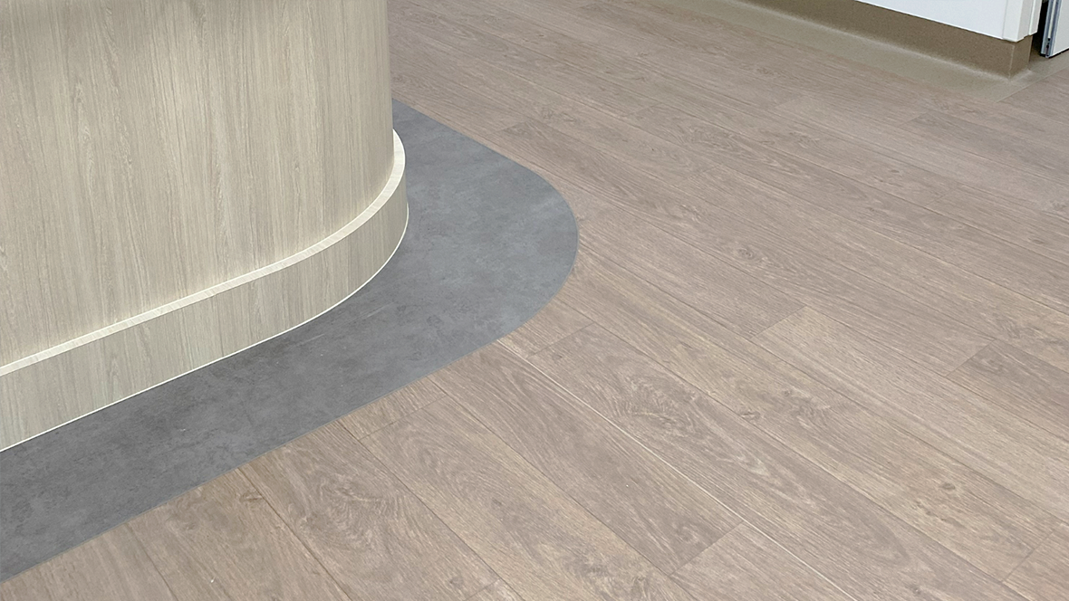 Repat Health Precinct | Surestep 12832 natural oak, 17412 taupe concrete