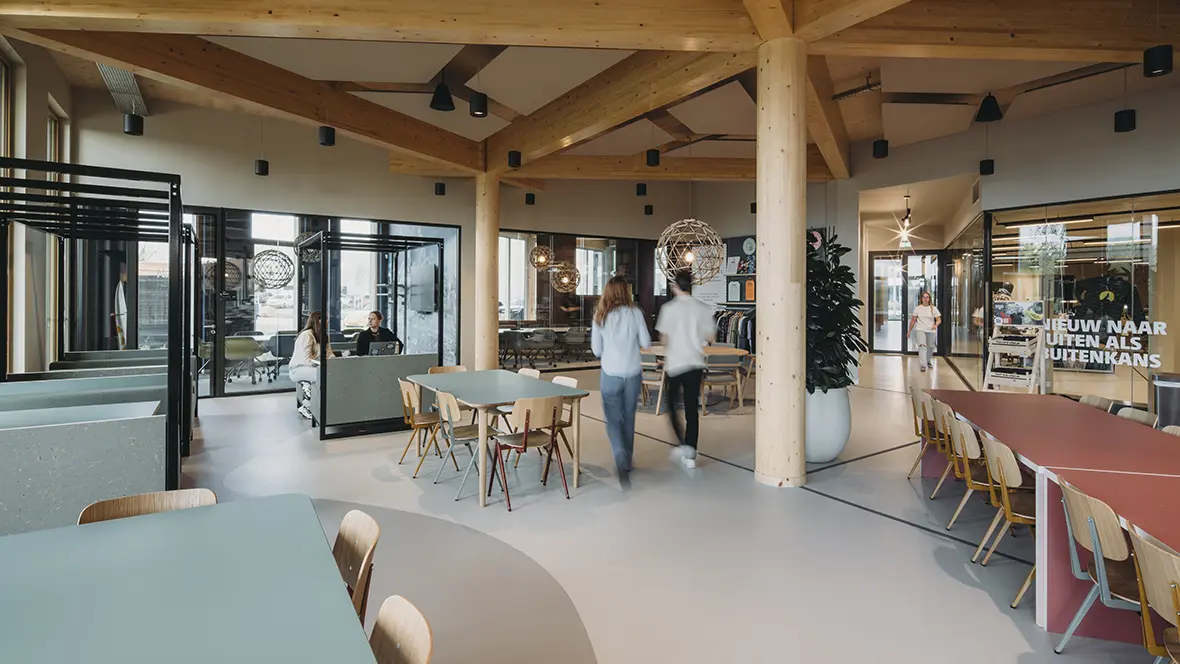 Bever hoofdkantoor met Marmoleum Cocoa op de vloer in het bedrijfsrestaurant