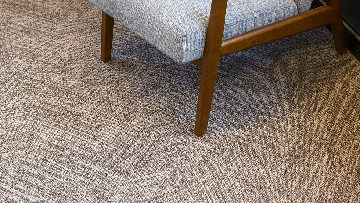 Kantoor NL-Vlaams Bijbelgenootschap met Tessera Topology tapijttegels in de warme kleur bronze arc