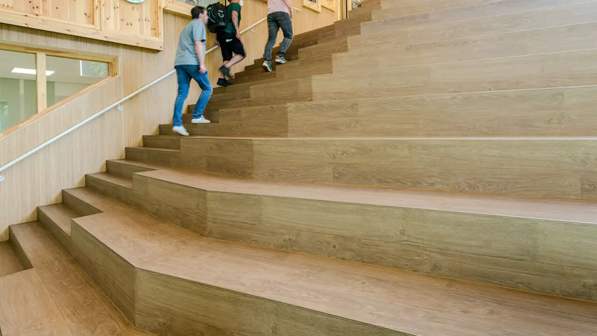 Berger Scholengemeenschap - met Eternal Wood projectvinyl van Forbo Flooring op de trap