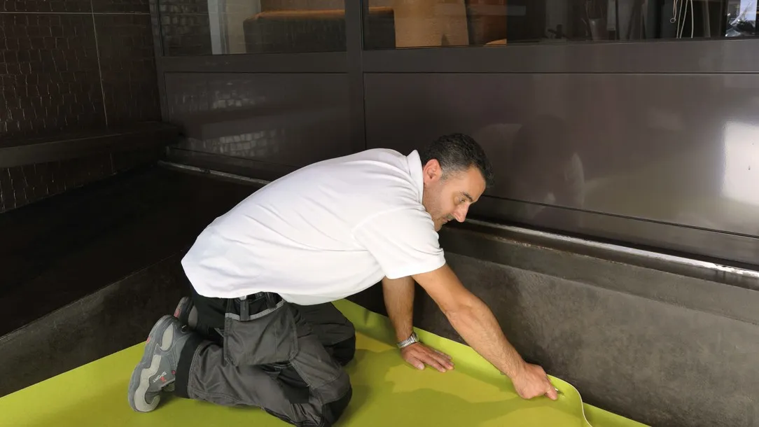 Pose revêtement de sol PVC en rouleau, lé | Forbo Flooring Systems