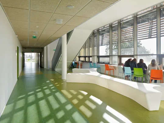 Revêtement de sol linoléum naturel pose collée lycée | Forbo Flooring Systems