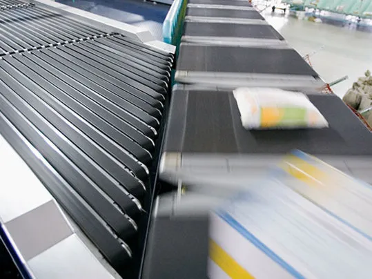 Logistik: Schrägeinschleusung mit Forbo Siegling Transilon Transportbändern in einem Logistikzentrum.