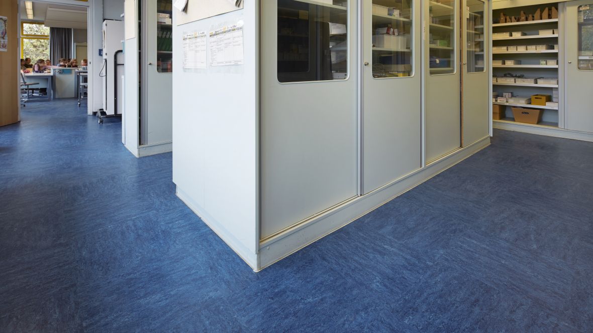 Gesamtschule Brühl - Europaschule Brühl Schränke auf blauem Boden – Forbo Linoleum Modular