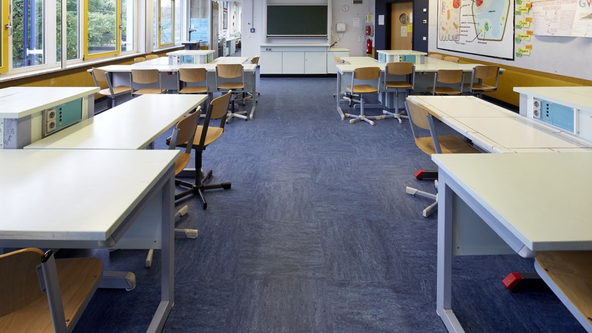 Gesamtschule Brühl - Europaschule Brühl Klassenzimmer mit blauem Boden – Forbo Linoleum Modular