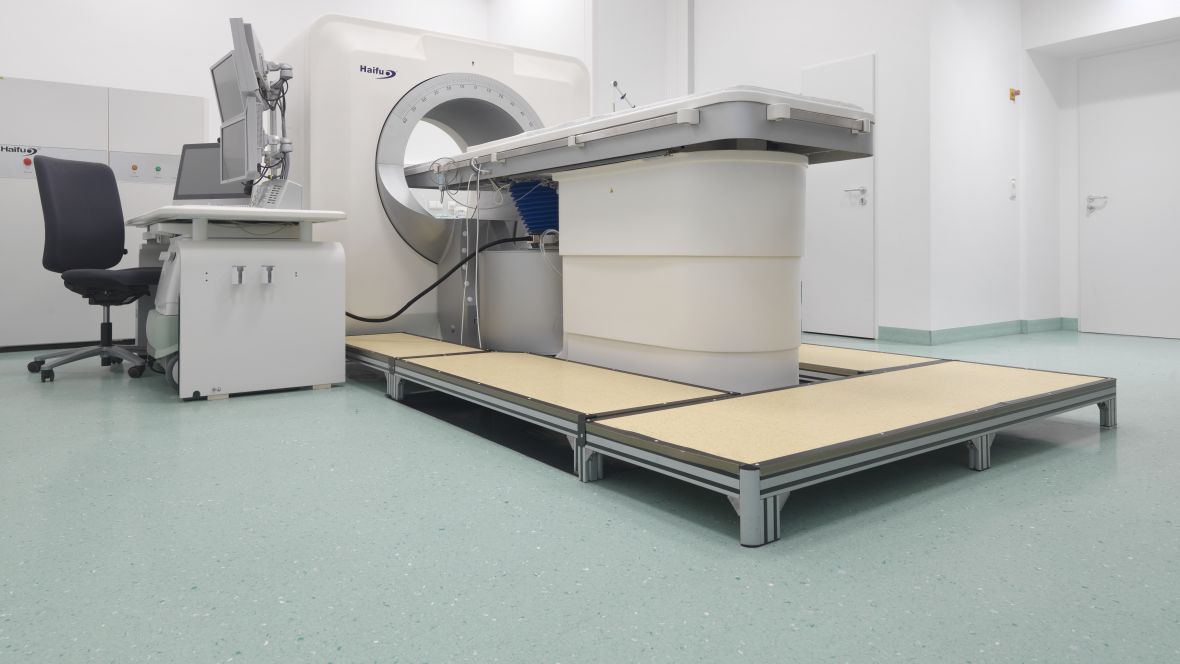Radiologie Uniklinik Frankfurt Nahaufnahme Boden unter MRT-Gerät – Forbo Colorex EC