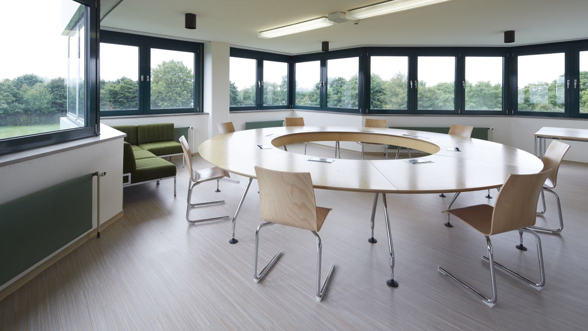 Berufsförderungswerk der Bauindustrie Kerpen Sitzungstisch mit Stühlen – Forbo Modular Lines