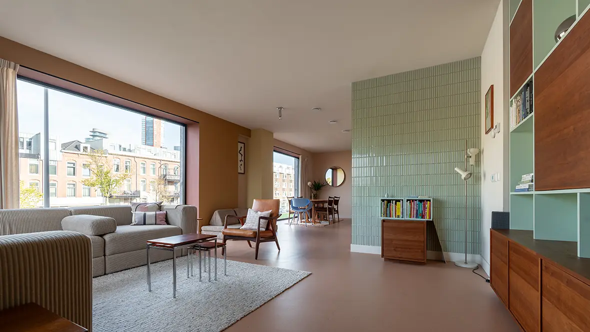 Binnenkijker Rotterdam - vintage woonkamer met Marmoleum Cocoa Salted Caramel op de vloer Binnenkijker Rotterdam - vintage woonkamer met Marmoleum Cocoa Salted Caramel op de vloer
