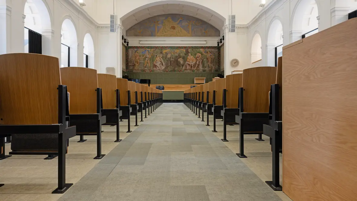 Ljuddämpande flotexgolv för aula 