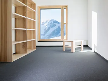 Gastro, Hotel und Freizeit: Hotelzimmer in den Alpen mit Holz Möbilierung.