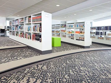 Gastro, Hotels, Freizeit: Forbo Nadelvlies Boden in einer Bibliothek.