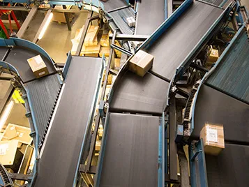 Logistics: Belt merge with Forbo Siegling Transilon conveyor belts in a distribution centre.