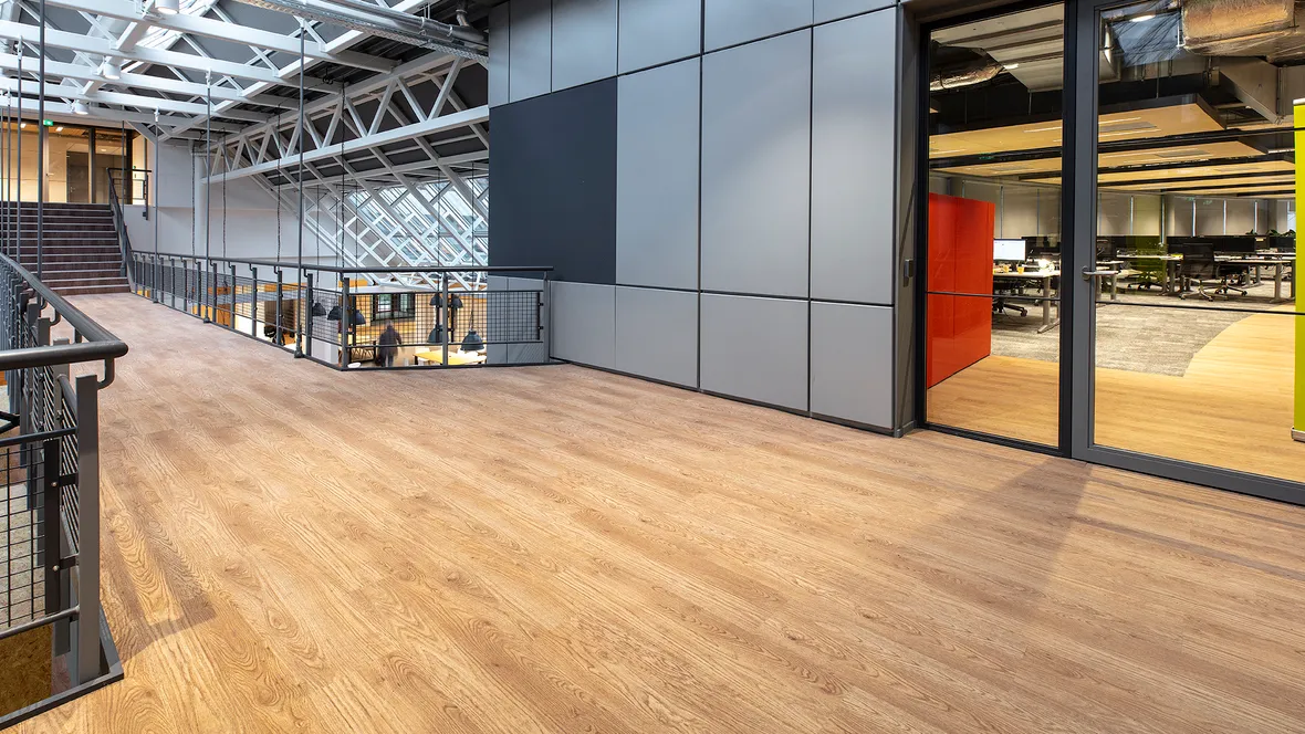 Flotex houtlook vloer in de gangen van kantoorgebouw Stedin, Delft