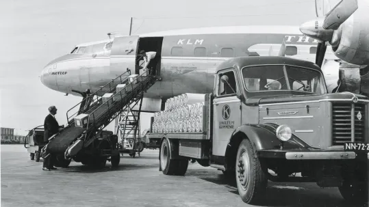 Transportflygplan och lastbil med linoleum