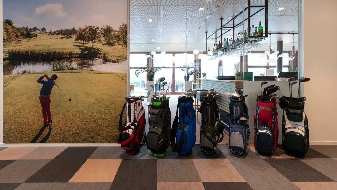 Different Flotex floorcovering colours and golfbags in golfshop Rijk van Margraten