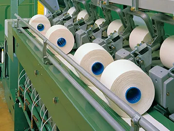 Manipulace s přízí v textilním průmyslu s dopravním pásem Transilon
