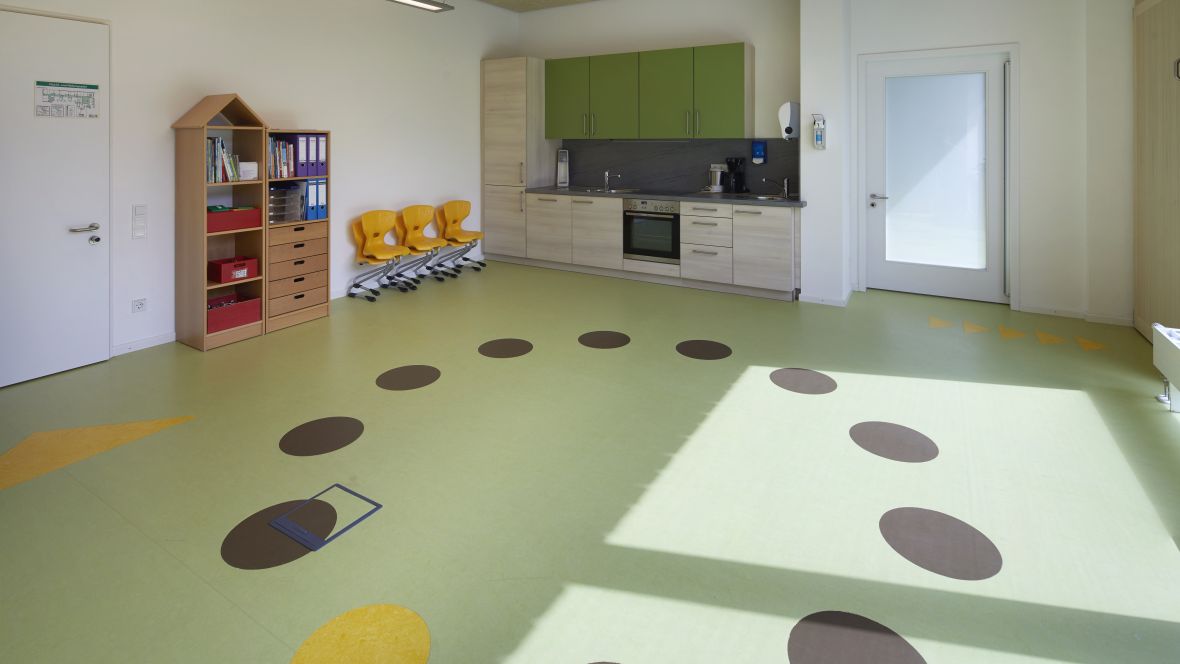 Von-Rothmund-Schule Bad Tölz Kreisförmige Intarsien in Fußboden – Forbo Marmoleum Real