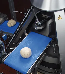 Correia transportadora azul para o processamento de massa de pão na indústria de panificação
