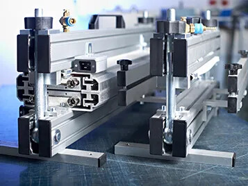 Heating press for splicing of conveyor belts