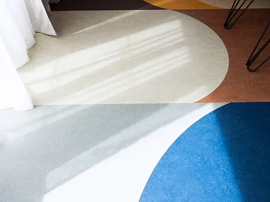Närbild av golvet på Avinode Groups prisnominerade Göteborgskontor med mönsterläggning av Forbo Marmoleum rullvara