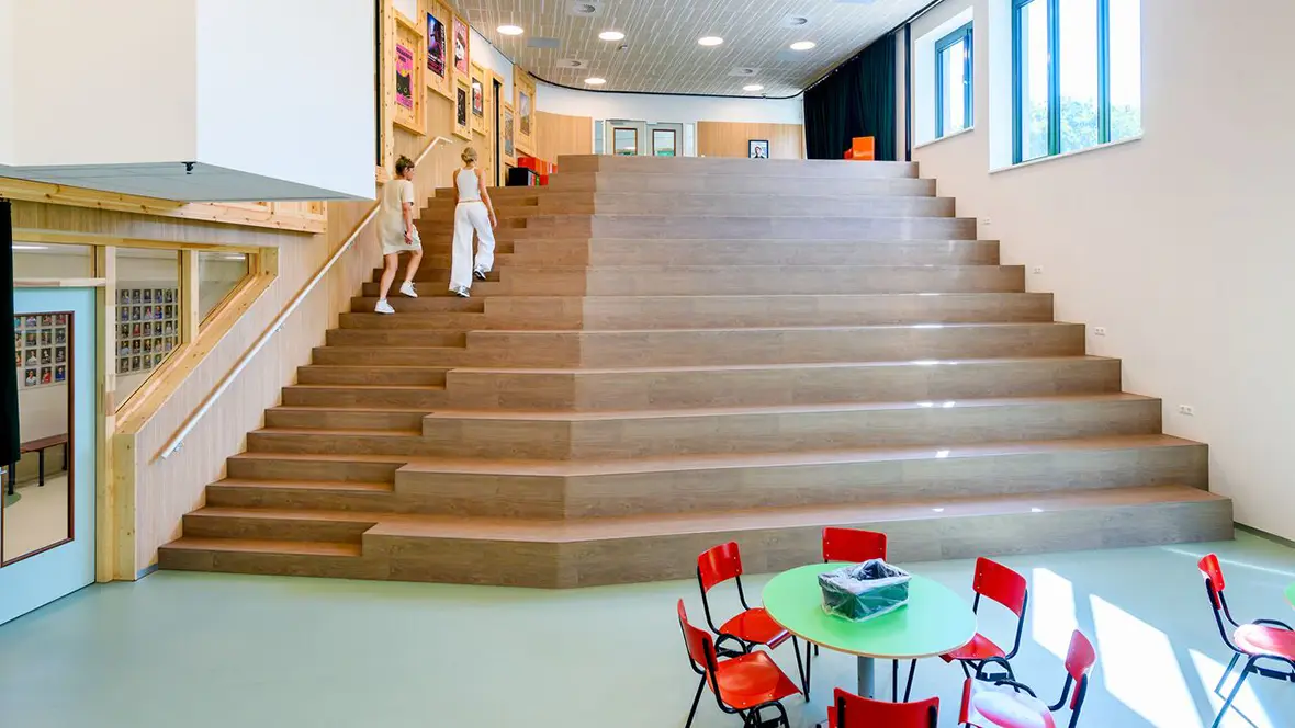 Berger Scholengemeenschap - met Sphera vloer kleur Thyme en Eternal wood vinyl op de trap alles van Forbo Flooring