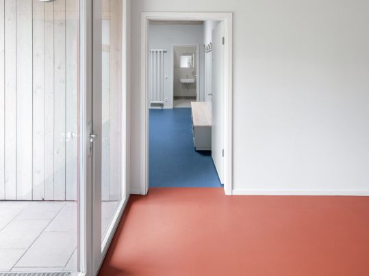 Kegelbahn Wuelknitz mit rotem und blauem Linoleum | KO/OK Architektur, Fotograf Simon Menges