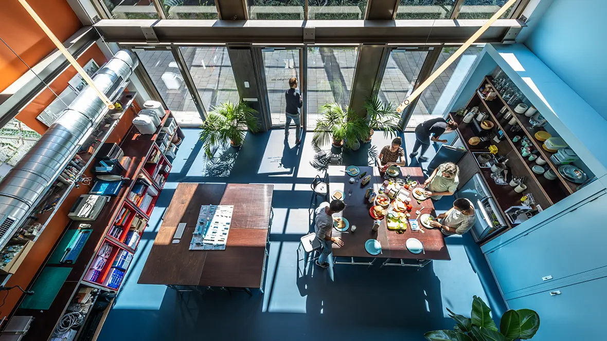 Bureau Kroner Architecten kantoor met Marmoleum Walton in kleur petrol op de vloer