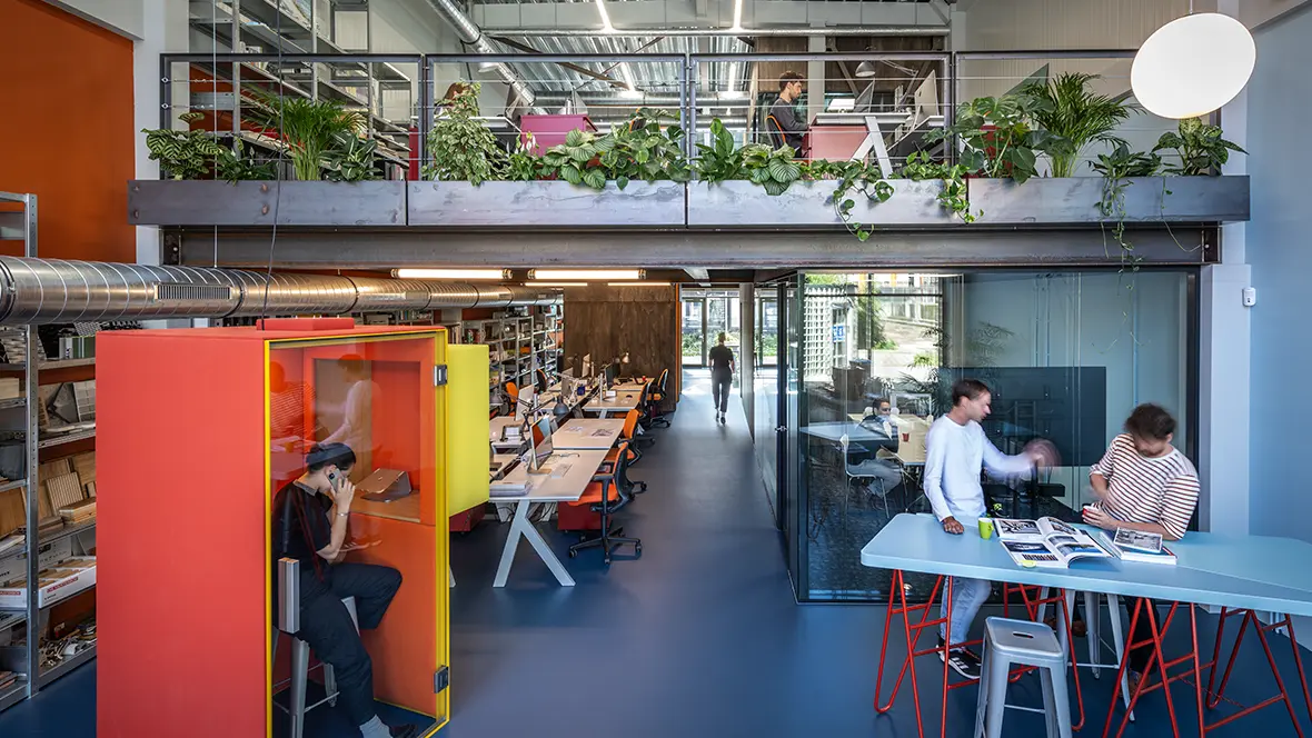 Bureau Kroner Architecten kantoor met Marmoleum Walton in kleur petrol op de vloer