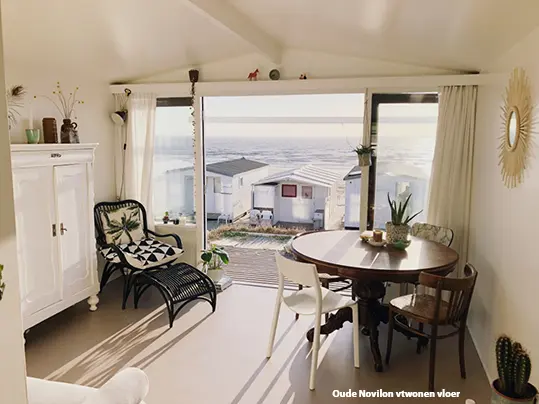 Strandhuisje Bonnie Dubois met oude Novilon vtwonen vloer, kleur Zand
