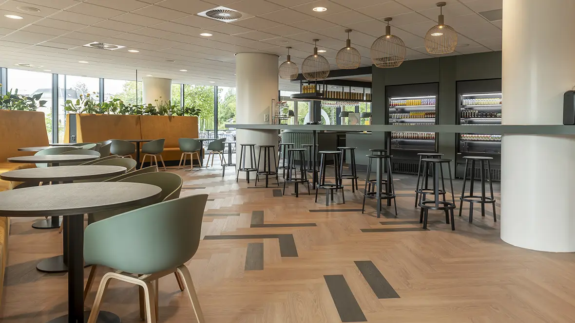 Bedrijfsrestaurant Topicana - Allura Flex visgraat LVT loslegvloer