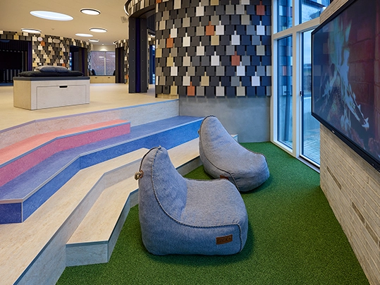 Struer Fri Fagskole_Coral Bright 2608 marmoleum 2368 3055 3038 2368