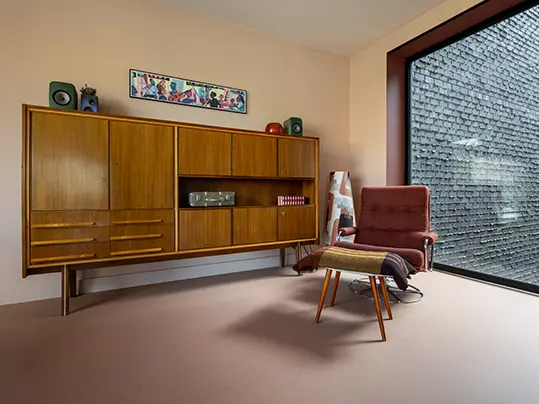 Binnenkijker Rotterdam - Marmoleum Cocoa Salted Caramel op de vloer - luie stoel in woonkamer