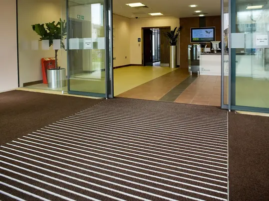 Revêtement de sol entrée tapis absorbant | Forbo Flooring Systems