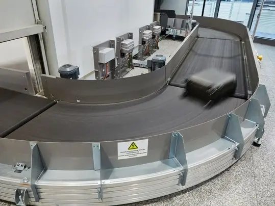 Curved belts for baggage conveying