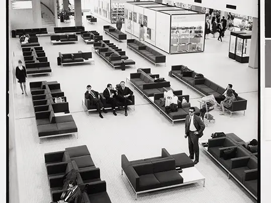 Kho Liang Ie, interieur Schiphol met door Kho hiervoor ontworpen zitsysteem 720 (prod. Artifort), 1967. Foto: © Jan Versnel / MAI, 1968