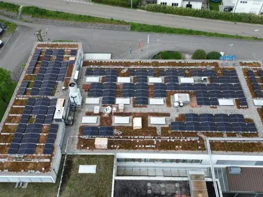 Photovoltaikanlage auf dem Dach der Produktionshalle von Siegling Extremultus