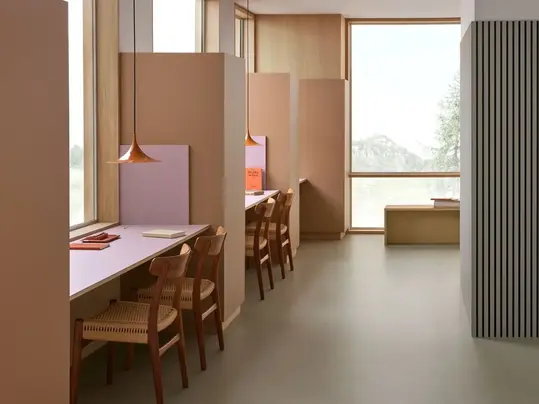 Sol rénové dans un espace de travail avec bureaux et chaises en bois